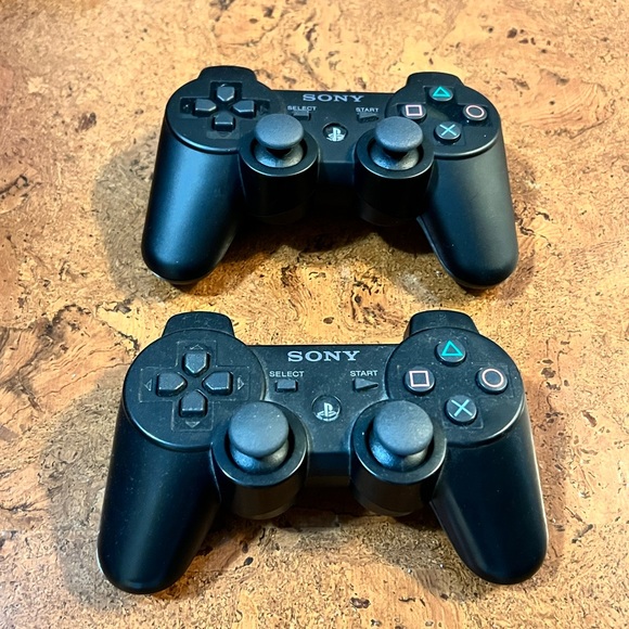 Sony PlayStation 3, plus accessories - Picture 2 of 4